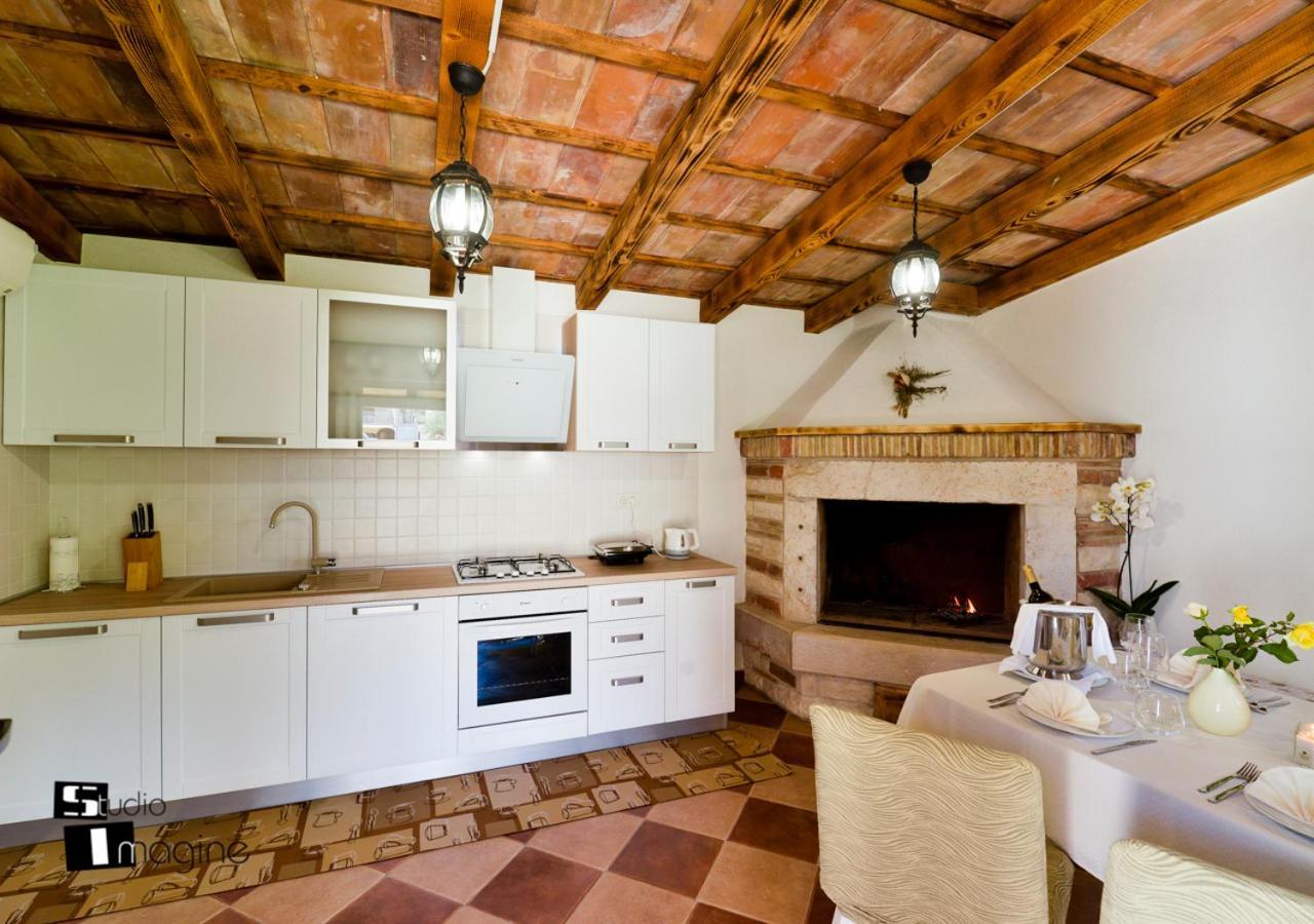 Charming Stone Cottage By The Sea Умаг Екстериор снимка