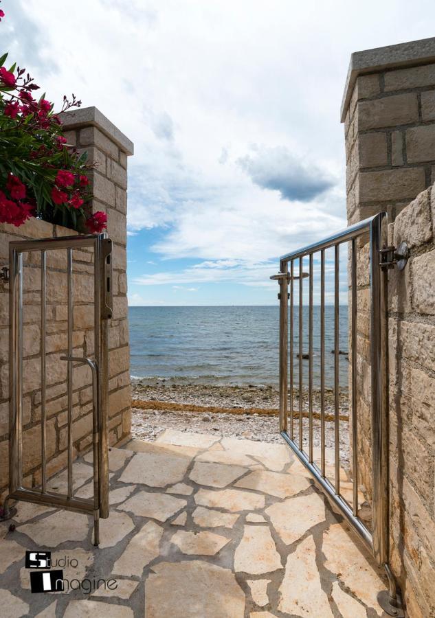 Charming Stone Cottage By The Sea Умаг Екстериор снимка