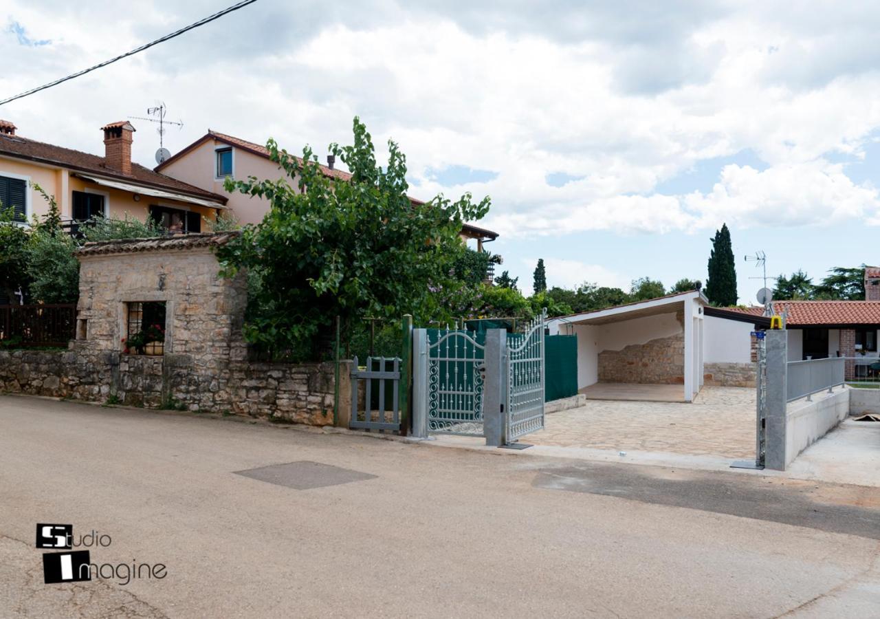 Charming Stone Cottage By The Sea Умаг Екстериор снимка