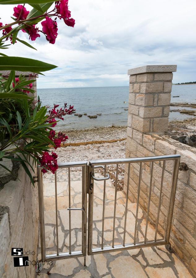 Charming Stone Cottage By The Sea Умаг Екстериор снимка