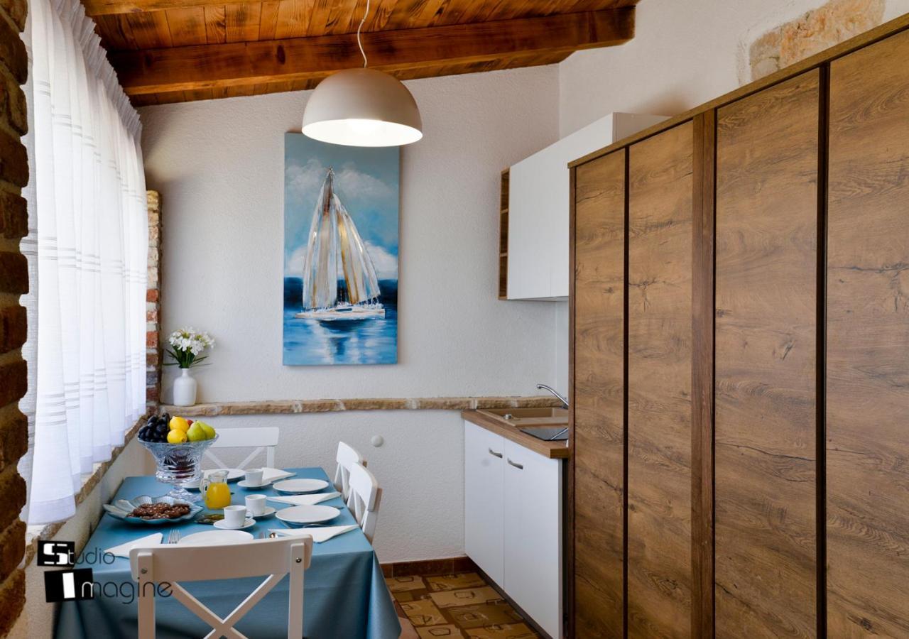 Charming Stone Cottage By The Sea Умаг Екстериор снимка