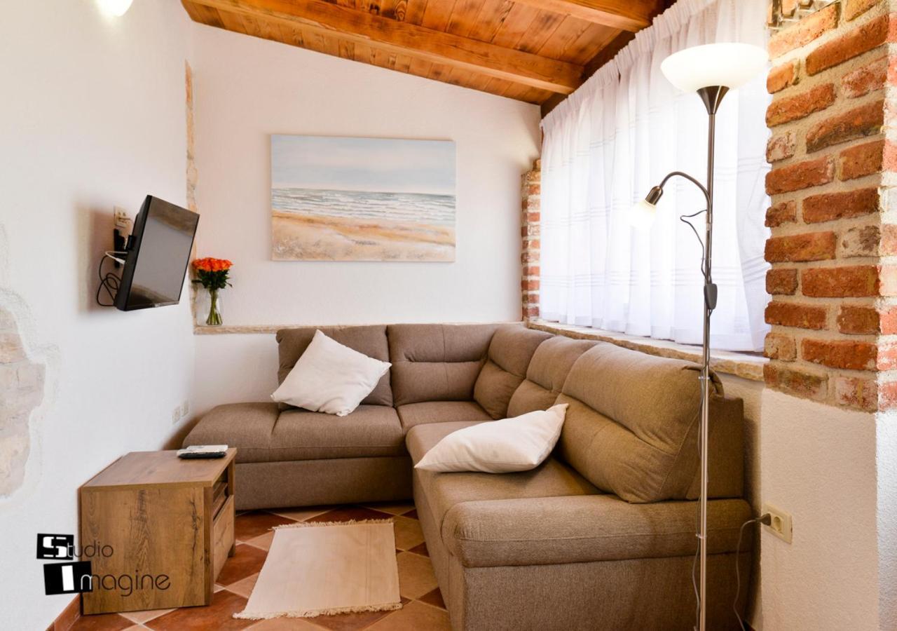 Charming Stone Cottage By The Sea Умаг Екстериор снимка